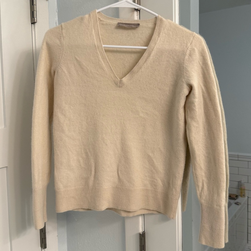 Everlane V-Neck 100% Cashmere Sweater in Cream